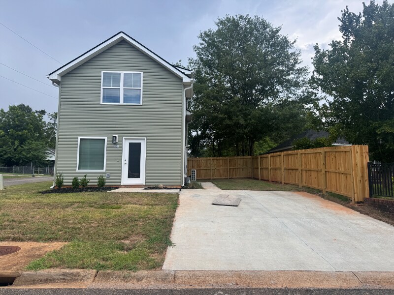 201 Canteen Ave in Greer, SC - Building Photo