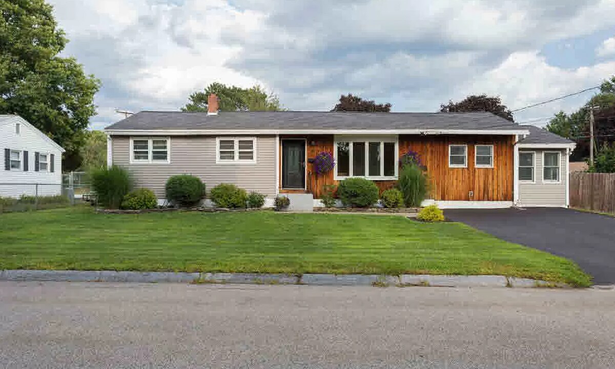 39 Coakley Rd in Portsmouth, NH - Building Photo