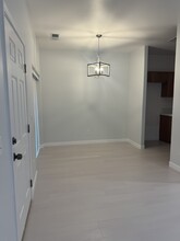 615 Blue Mountain Way, Unit B in Bakersfield, CA - Building Photo - Building Photo