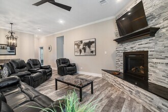 215 West Dr in Kemah, TX - Building Photo - Building Photo