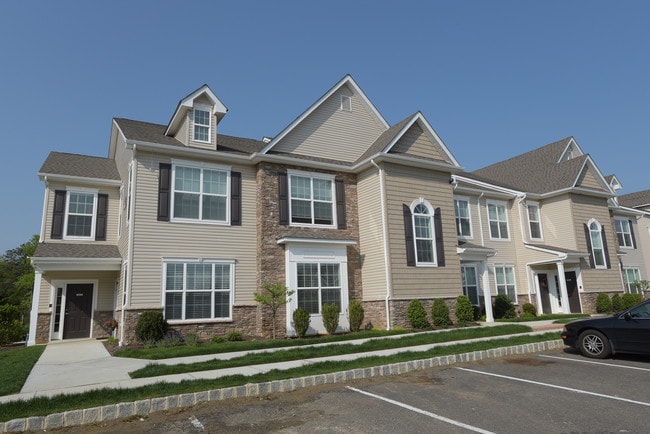 Woodhaven Commons in Old Bridge, NJ - Building Photo - Building Photo