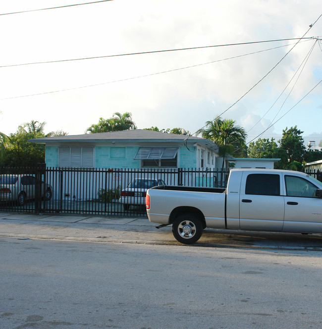 554 NE 68th St in Miami, FL - Foto de edificio - Building Photo