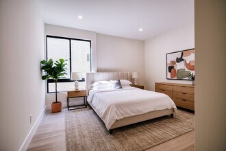 13920 Moorpark St, Unit 201 in Sherman Oaks, CA - Building Photo - Building Photo