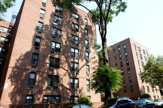 144-25 Roosevelt Ave in Flushing, NY - Foto de edificio - Building Photo