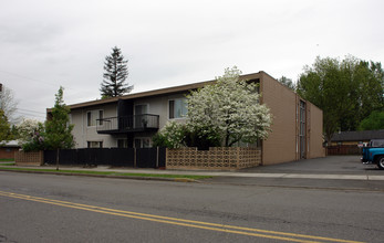 Skylite Court Apartments in Kent, WA - Building Photo - Building Photo