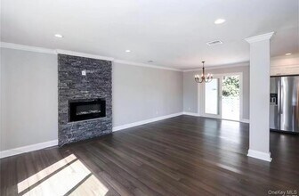 335 Gillette St in Dix Hills, NY - Building Photo - Building Photo