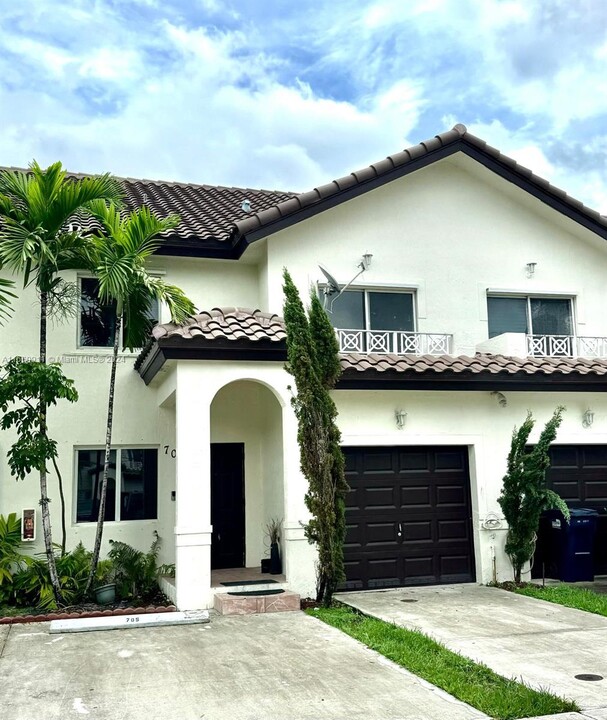 8801 NW 109th Ct in Doral, FL - Foto de edificio