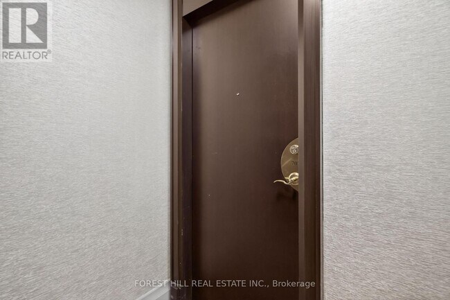 100 Promenade Cir in Vaughan, ON - Building Photo - Building Photo