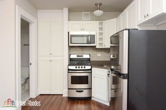 823 W Lakeside Pl, Unit M04B in Chicago, IL - Foto de edificio - Building Photo