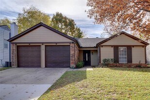 110 Wildbriar St in Euless, TX - Building Photo