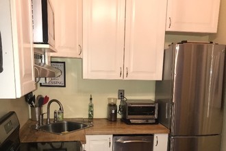 12 Bee St, Unit Apt F in Charleston, SC - Foto de edificio - Building Photo