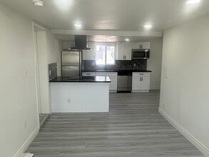 210 W Monroe Ave in Las Vegas, NV - Building Photo - Building Photo