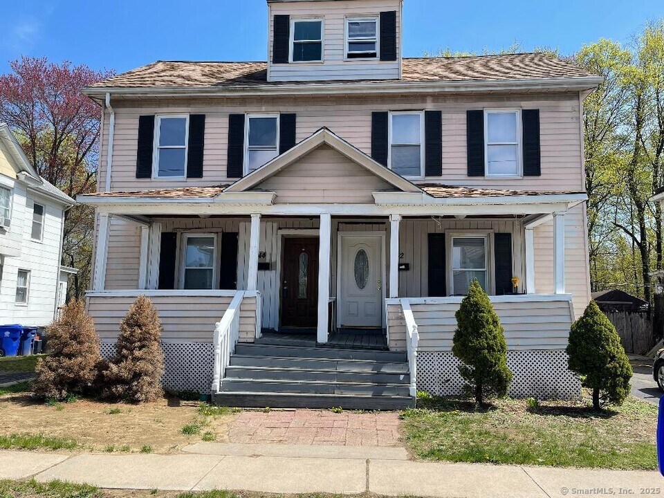 42 Hartford Ave in Enfield, CT - Building Photo