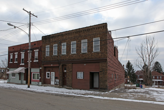 422 Park St in Clairton, PA - Foto de edificio - Building Photo