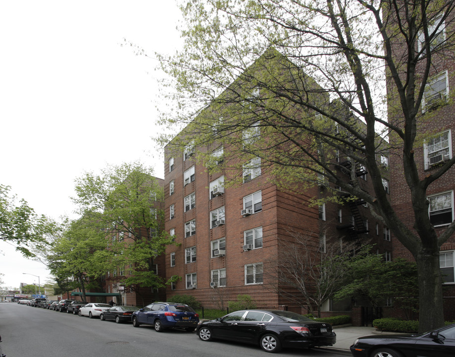 111-32 76th Ave in Forest Hills, NY - Foto de edificio