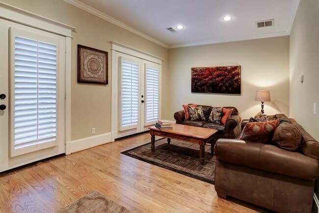 property at 916 Lawrence St