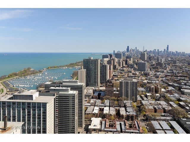 3660 N Lake Shore Dr, Unit 707 in Chicago, IL - Building Photo