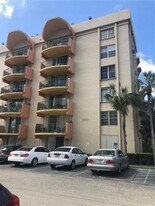 9350 Fontainebleau Blvd in Miami, FL - Building Photo