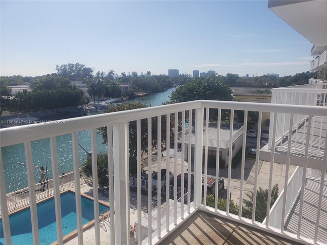 110 S Shore Dr in Miami Beach, FL - Building Photo - Building Photo