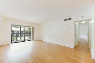 9845 Pineapple Tree Dr-Unit -207 in Boynton Beach, FL - Building Photo - Building Photo