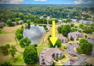 2104 Deer Run in Forest, VA - Foto de edificio - Building Photo