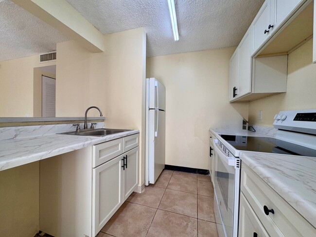 710 Meadows Cir, Unit 710 in Boynton Beach, FL - Building Photo - Building Photo