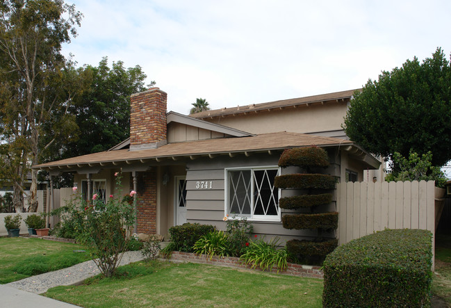 3741 Howard Ave in Los Alamitos, CA - Foto de edificio - Building Photo