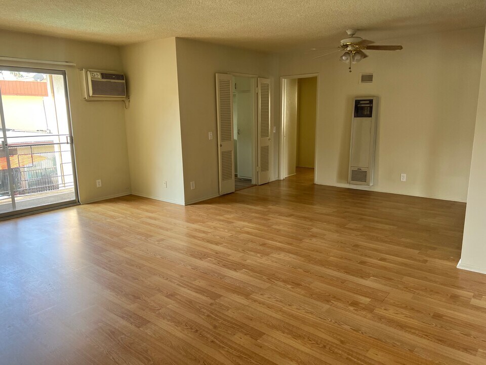 11860 Chandler Blvd in Valley Village, CA - Foto de edificio