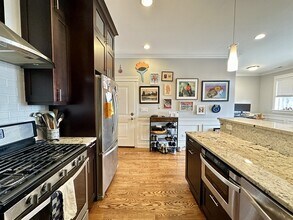 2338 W Grand Ave, Unit 2 in Chicago, IL - Building Photo - Building Photo