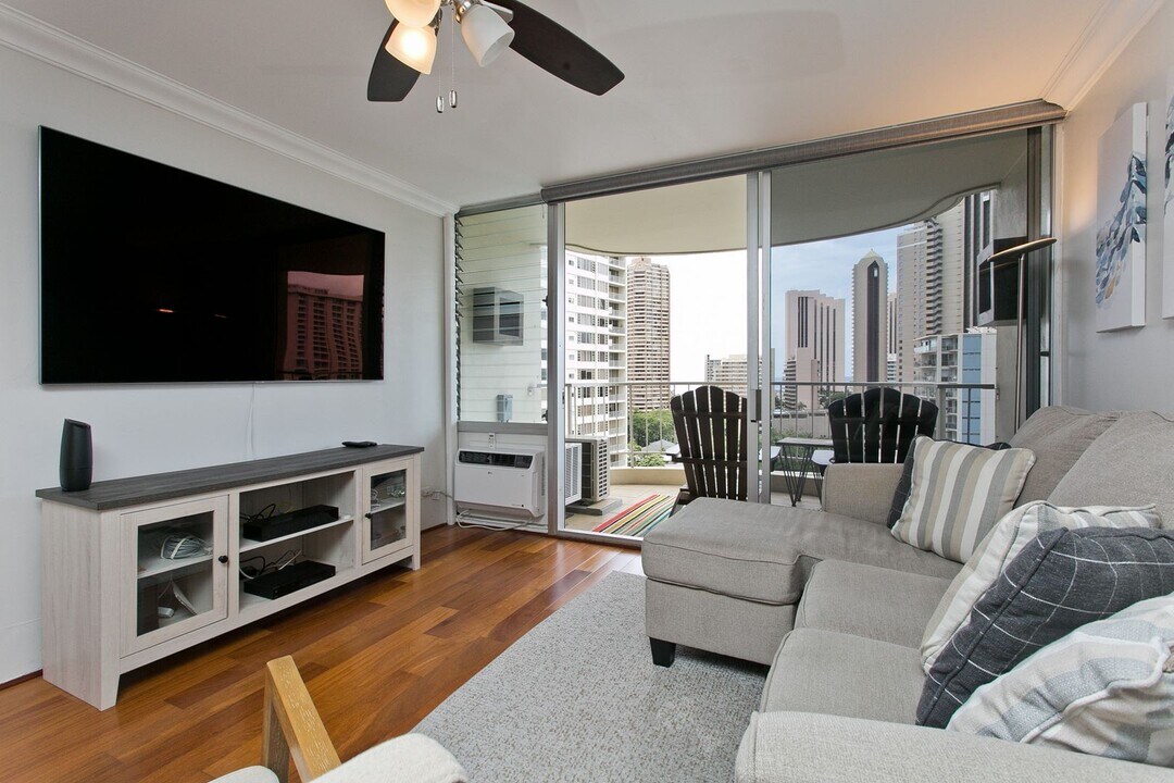 1717 Ala Wai Blvd in Honolulu, HI - Building Photo