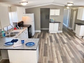 33 Village Ct in Mediapolis, IA - Foto de edificio - Building Photo