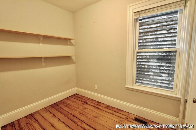 126 Saratoga St, Unit 1 in Boston, MA - Foto de edificio - Building Photo