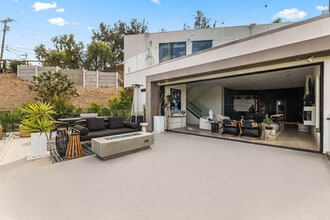 5170 Medina Rd in Woodland Hills, CA - Foto de edificio - Building Photo