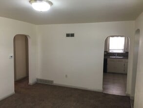 2413 Oxford St in Fort Wayne, IN - Building Photo - Building Photo
