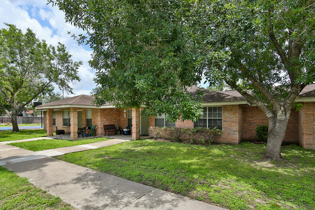 Cameron Village in Alice, TX - Foto de edificio - Building Photo