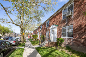 19207 42nd Ave in Flushing, NY - Building Photo - Building Photo