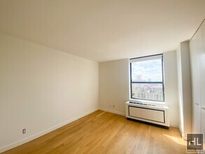 W 87th St in New York, NY - Building Photo - Building Photo