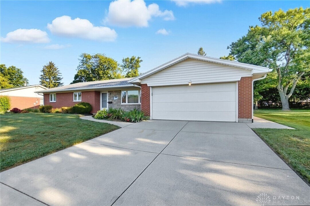 1033 Georgian Dr in Dayton, OH - Building Photo