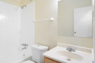 Linden Park Apartments in Triangle, VA - Building Photo - Building Photo
