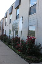 Carillon Apartments in Dallas, TX - Foto de edificio - Building Photo