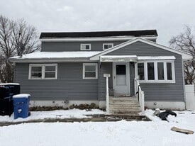 162 Holly St in Woodbridge Township, NJ - Building Photo