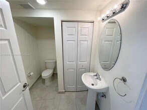 10332 West 33rd Ct in Hialeah, FL - Foto de edificio - Building Photo