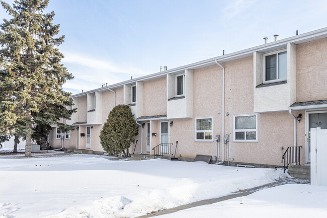 Lakewood Village in Edmonton, AB - Building Photo - Building Photo