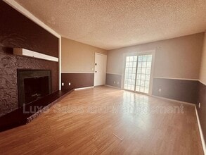 6016 Northwest Expy in Warr Acres, OK - Building Photo - Building Photo