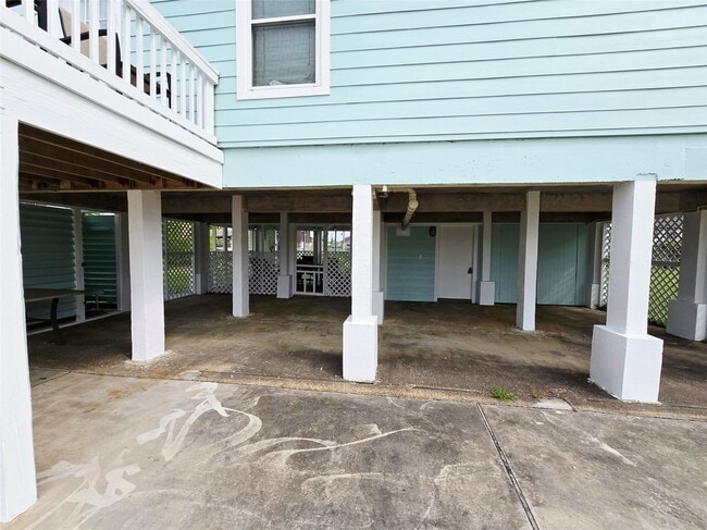 16611 Jolly Roger Rd in Jamaica Beach, TX - Building Photo - Building Photo
