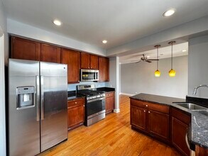 2707 W Glenlake Ave in Chicago, IL - Building Photo - Building Photo