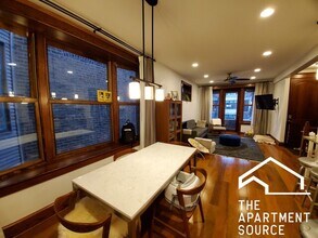 1019 W Oakdale Ave, Unit ONE in Chicago, IL - Building Photo - Building Photo