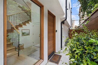 304 Iris Ave in Newport Beach, CA - Foto de edificio - Building Photo