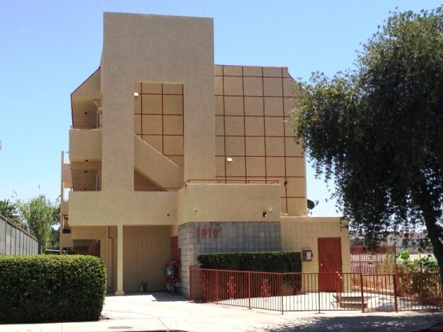 1010 Brittania St in Los Angeles, CA - Foto de edificio