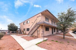 625 S Royal Crest Cir in Las Vegas, NV - Building Photo